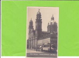 München-Theatiner Hofkirche-Tram-belebt
