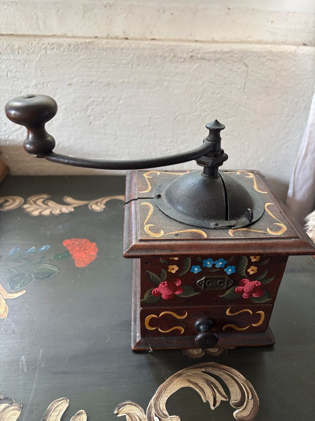Tutte le decorazioni: Alte, handbemalte Kaffeemühle – Usato da Uitikon Waldegg venduto da Mrost