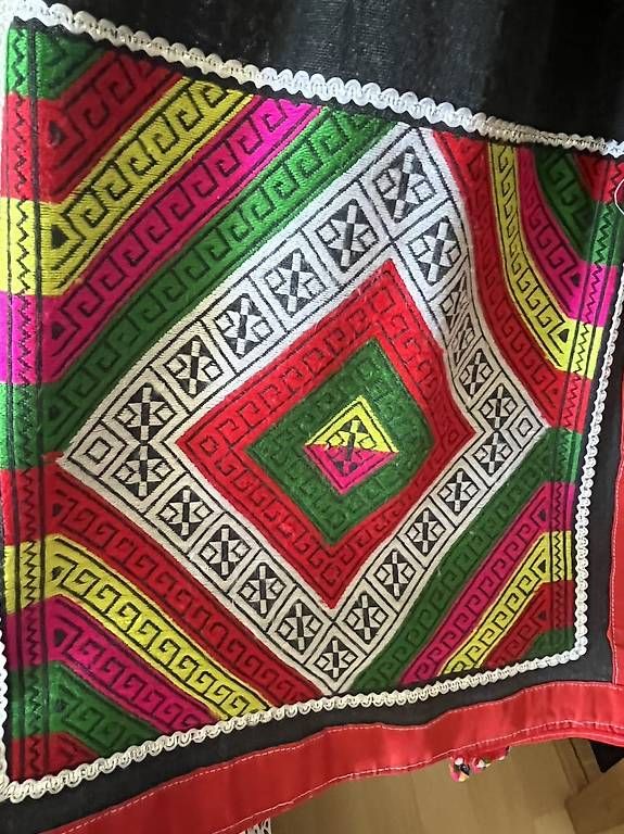 Robes: Robe Thaïlandaise – D'occasion à Sion par Alvaten 1