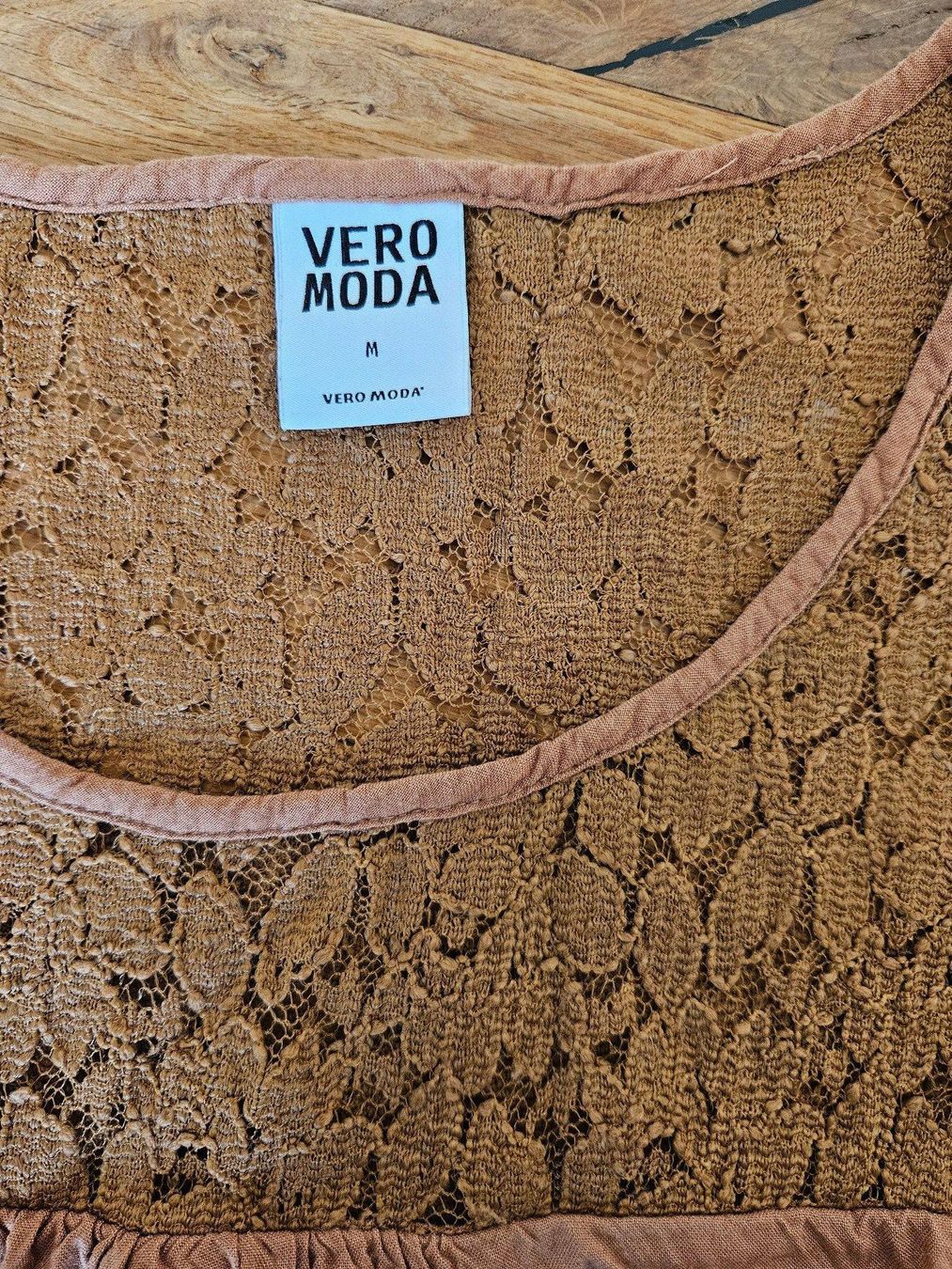 Vero Moda Top: VERO MODA Top Gr. M – Usato da Liestal venduto da corneb 1