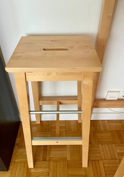 Set di tavolo e panche: Massiver Bartisch 70x70 cm + 2 Barhocker – Echtholz – Usato da Zürich venduto da Mili_K 1