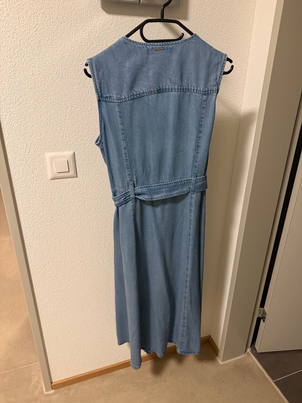 Guess Kleider: Guess Jeanskleid – Gebraucht aus Gossau SG von _Escada_ 1