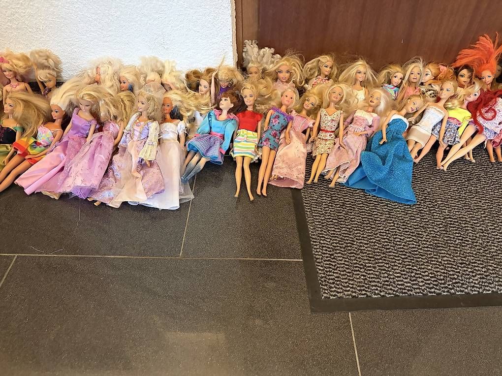 Bambole: Lot de Barbies  – Usato da Bouveret venduto da dahue