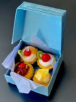 Patisseries in Schachtel f/Puppenstuben. NP 12.50.