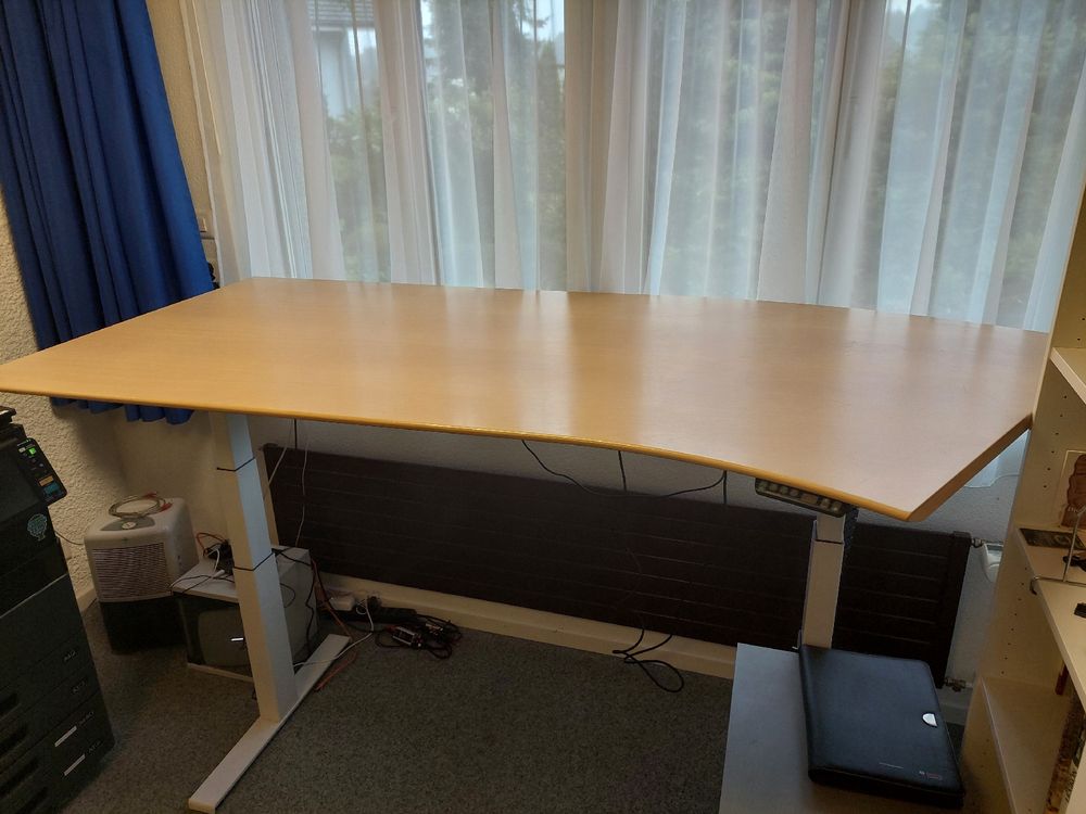Scrivanie: Schöner Schreibtisch, elektrisch höhenverstellbar, gebraucht – Usato da Sumiswald venduto da JaelRoost 5