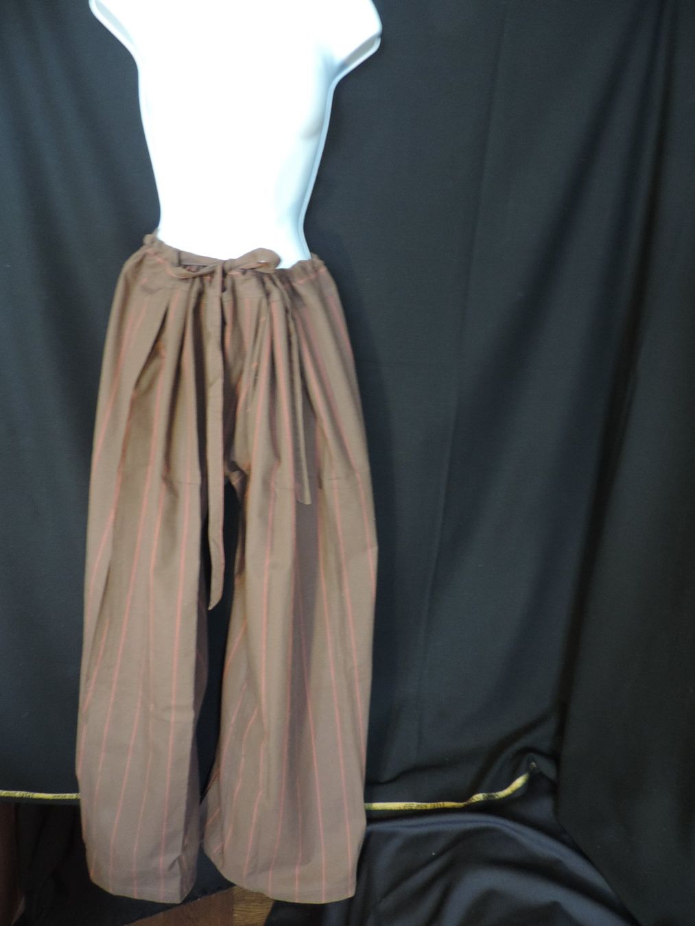 Pantaloni: sarouel brun rayure rouge rosé – Usato da Genève venduto da Axelle333 4