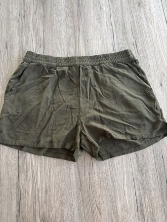 Shorts Only olivgrün Grösse 38 guter Zustand getragen