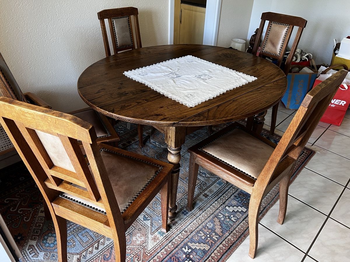 Set di tavolo e panche: Tisch und 5 Stühle Eiche gebraucht – Usato da Neuenegg venduto da Magosaurus