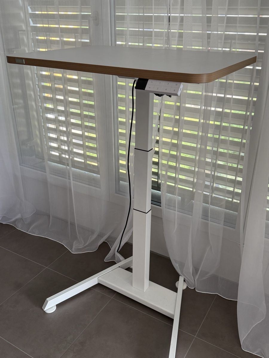 Schreibtische: Leitz Ergo elektrischer Sitz-Steh Tisch – Gebraucht aus Buchs AG von D-A-N