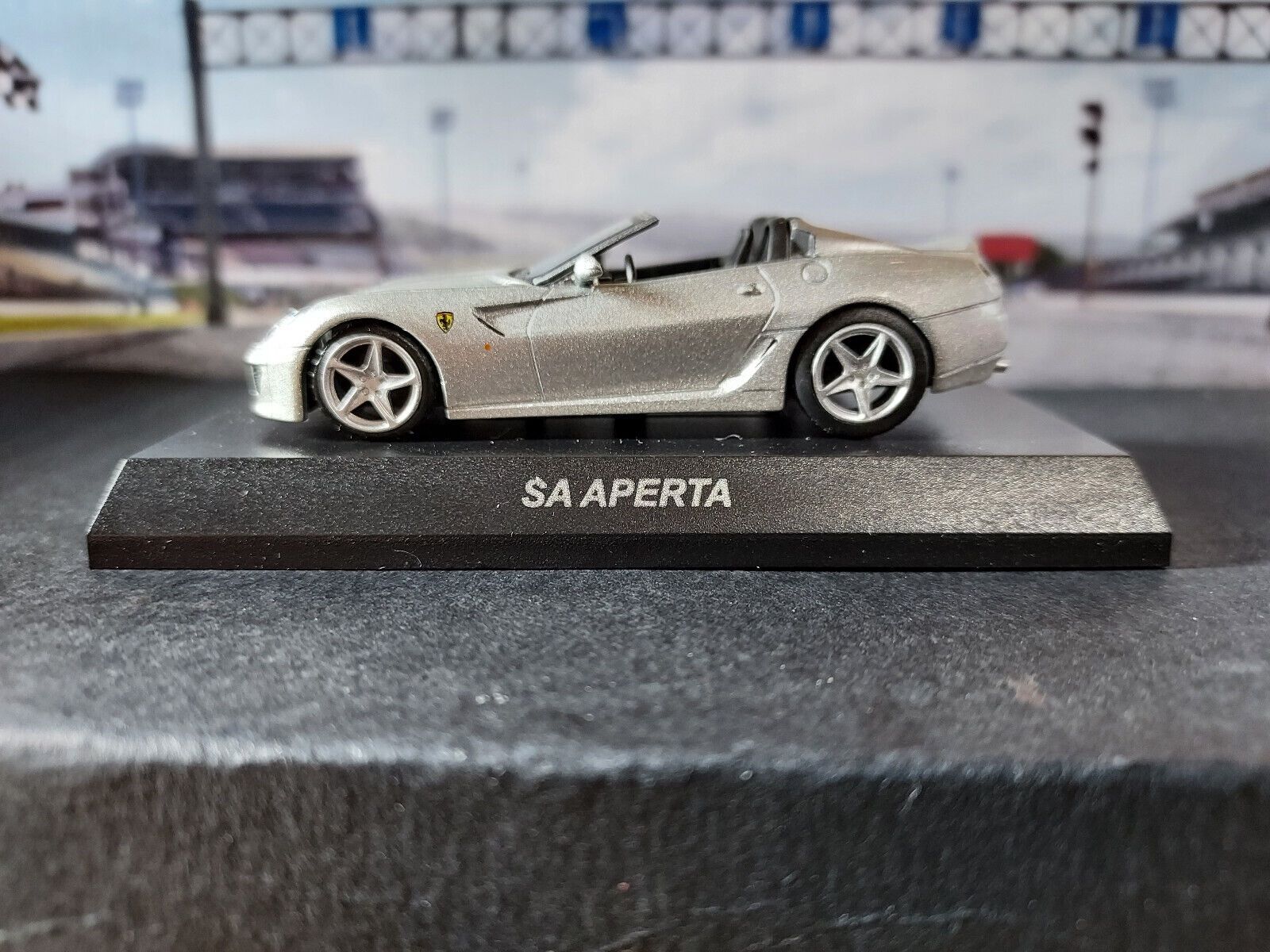 Ferrari Modellini d'auto: Ferrari SA Aperta 1/64 no Mini GT – Nuovo (secondo la descrizione) da Wohlen AG venduto da PrivatSammlung