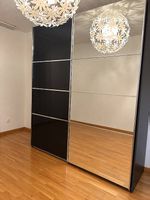 Moderner Kleiderschrank mit Spiegel und Schiebetüren