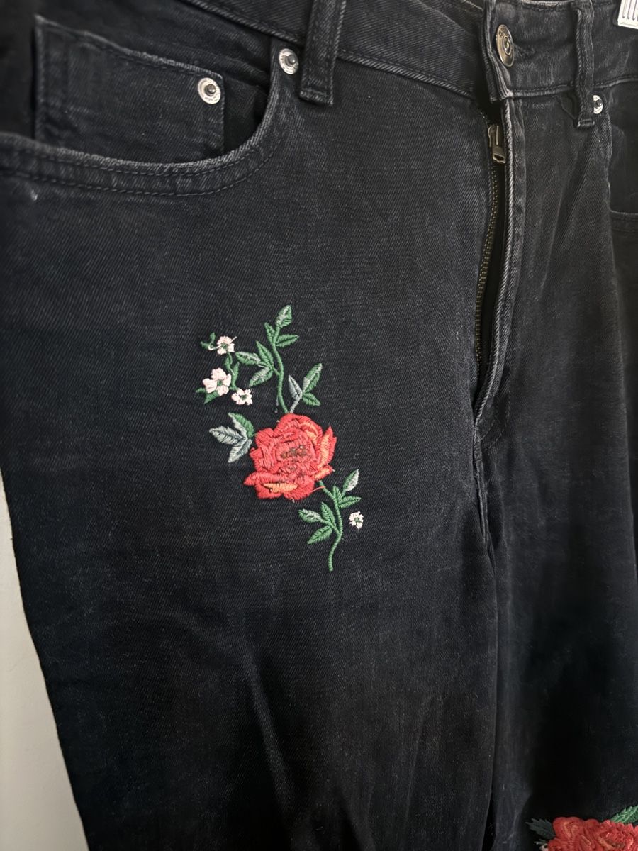 H&M Jeans: Schwarze Jeans mit Rosen H&M 42 – Nuovo (secondo la descrizione) da Richterswil venduto da Manu55555 1