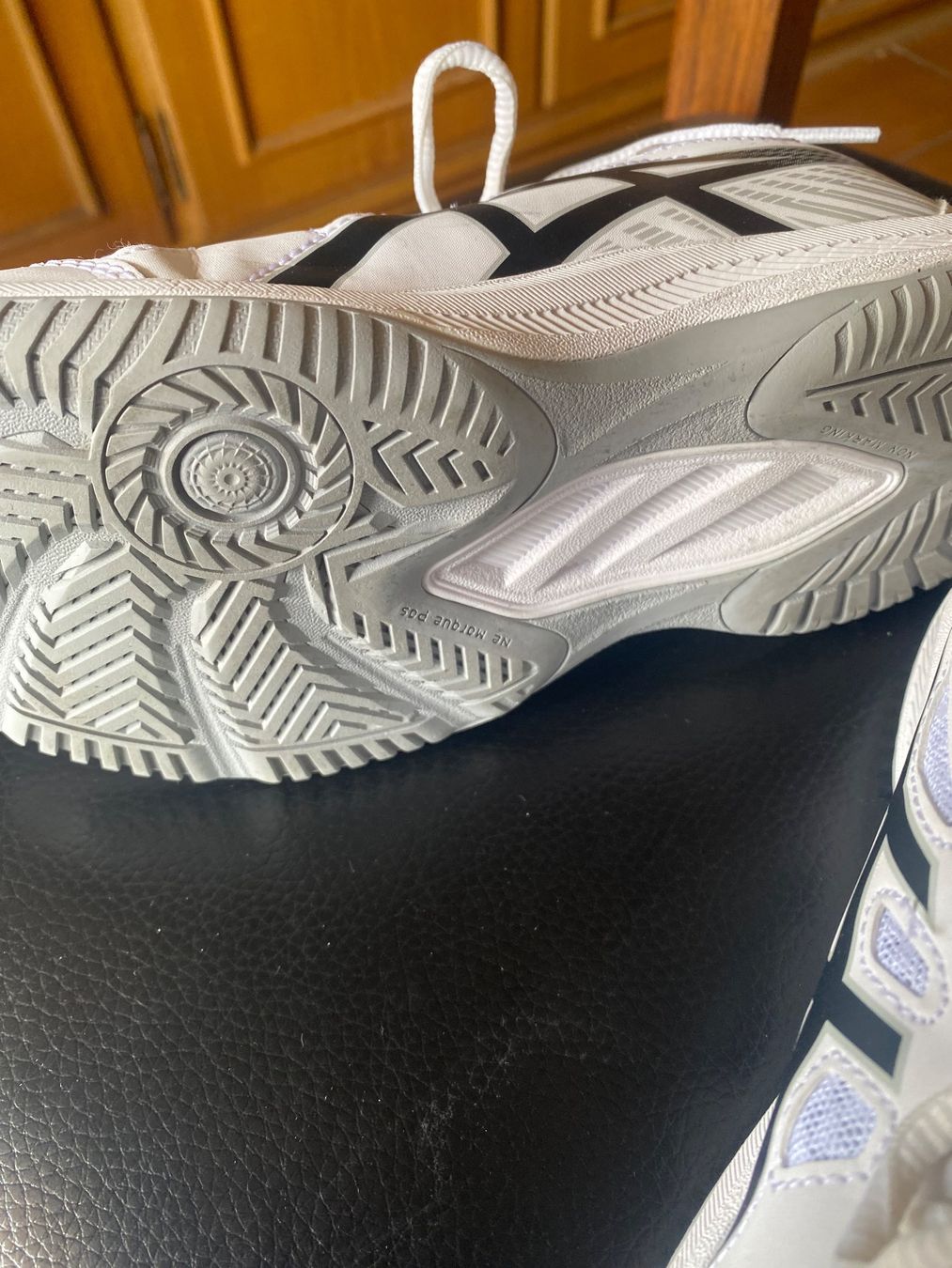 Asics Scarpe da uomo: Hallenschuhe Gr. 36 weiss – Usato da Brig venduto da wohltemperiert