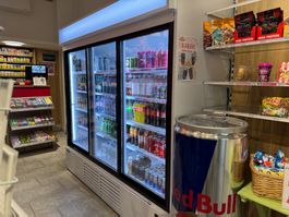 Getränkekühlschrank mit 3 Glasschiebetüren & Werbedisplay