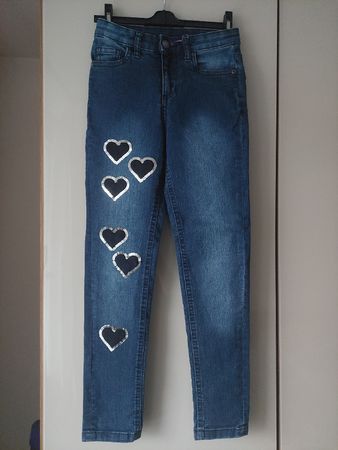 Coole Mädchen Jeans mit Herzapplikationen, Grösse 134