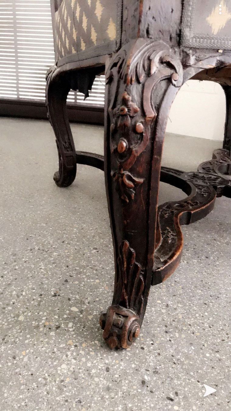 Sedie: Antique carved arm chair – Usato da Lausanne venduto da NYC67 1