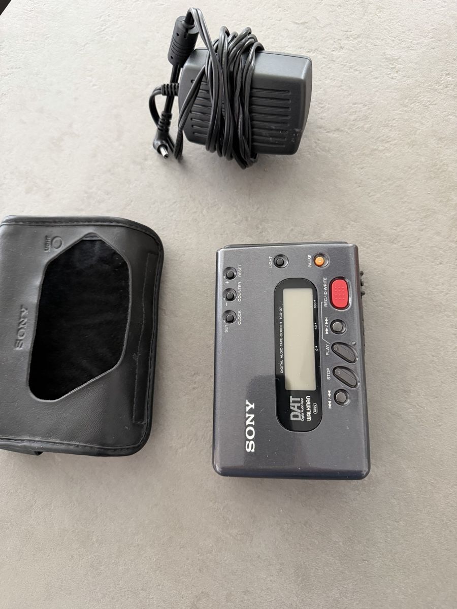 Sony Lettore multimediale portatile: Sony DAT Walkman TCD-D7 Digital Audio Recorder + Netzteil + – Difettoso da Zürich venduto da sne.swiss