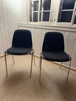 2 schwarze Polsterstühle mit Metallgestell  gratis