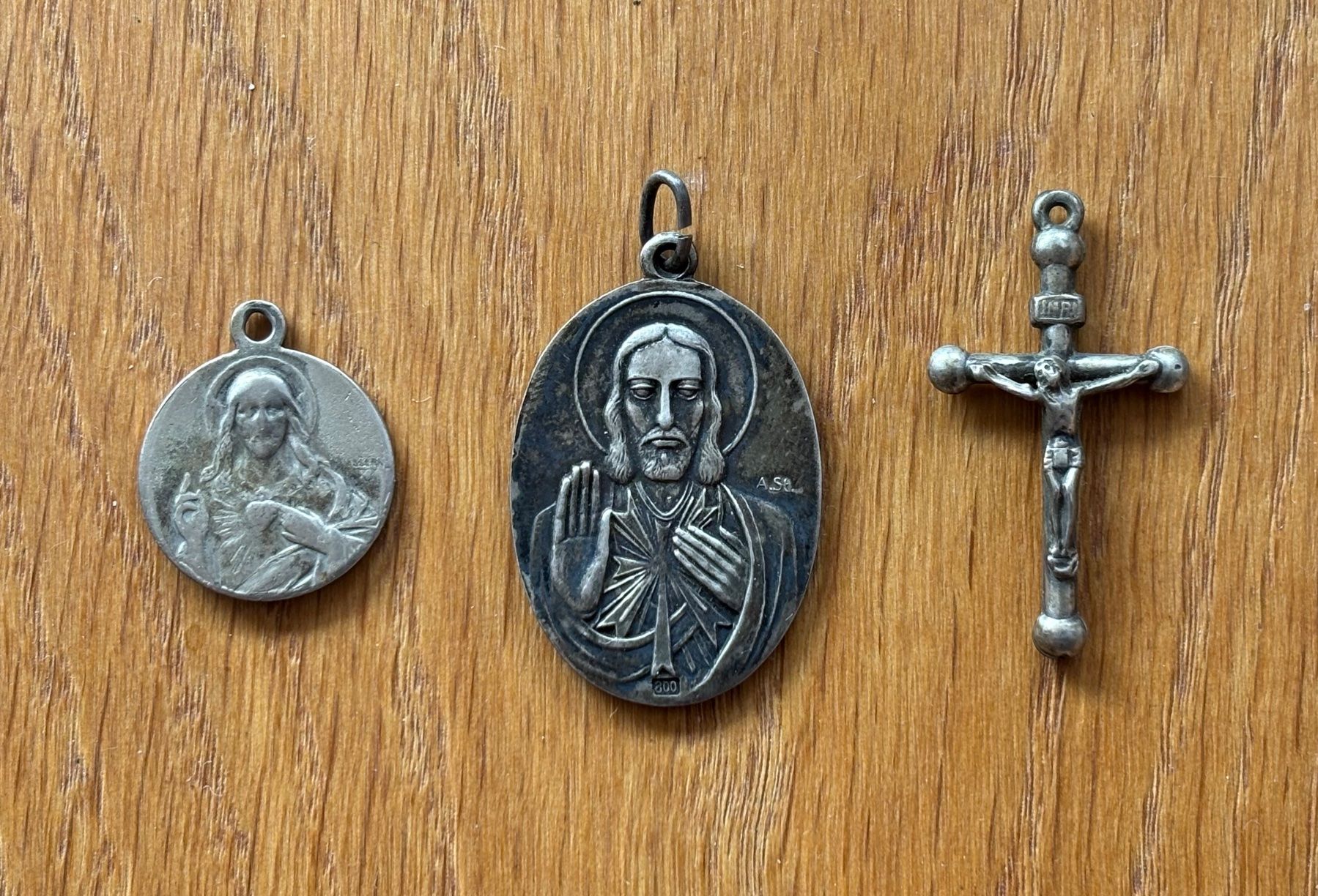 Ciondoli: 3 antike religiöse Anhänger – Usato da Lüchingen venduto da Eeizo