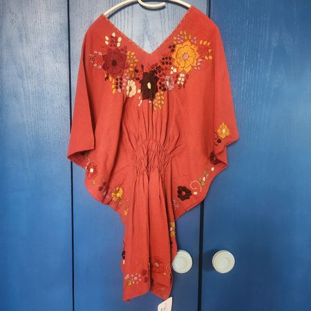 Rote bestickte Tunika