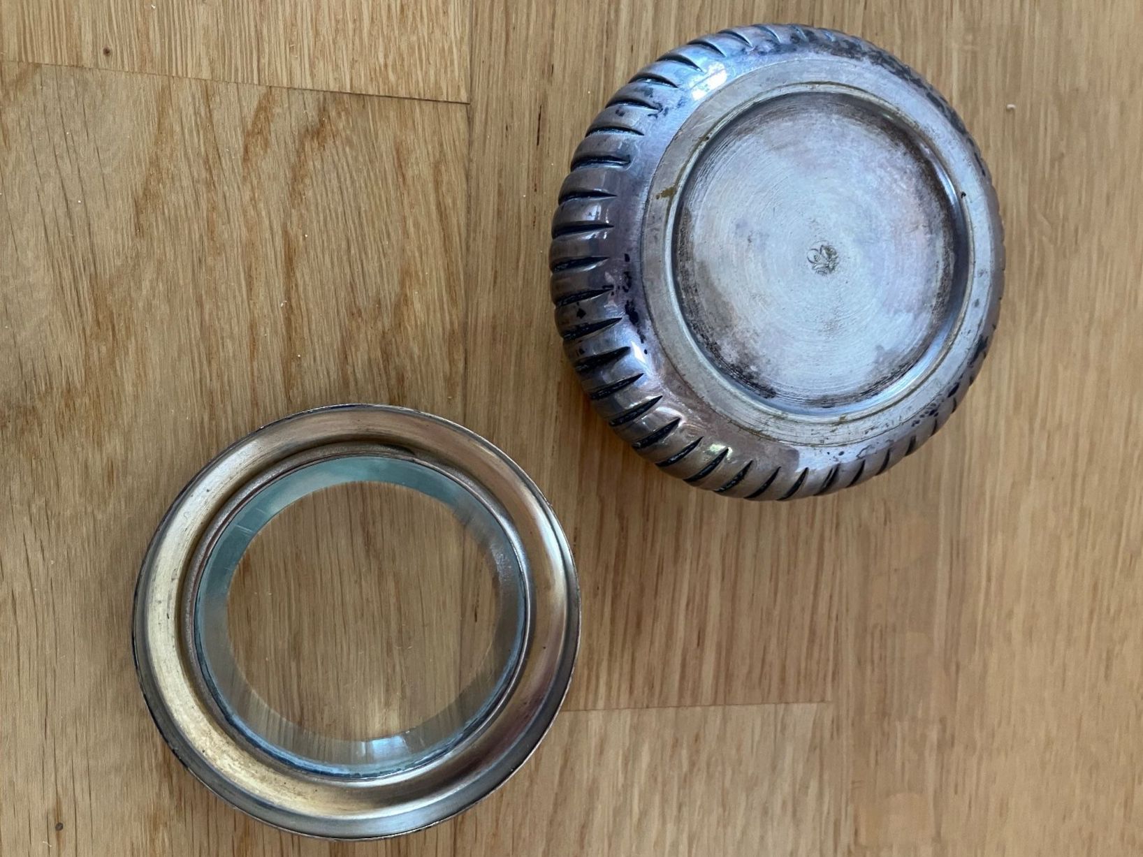 Alle Dekorationen: Antike Schmuck- oder Pillendose mit Glasdeckel, Vintage – Gebraucht aus Bern von schoenisache 2