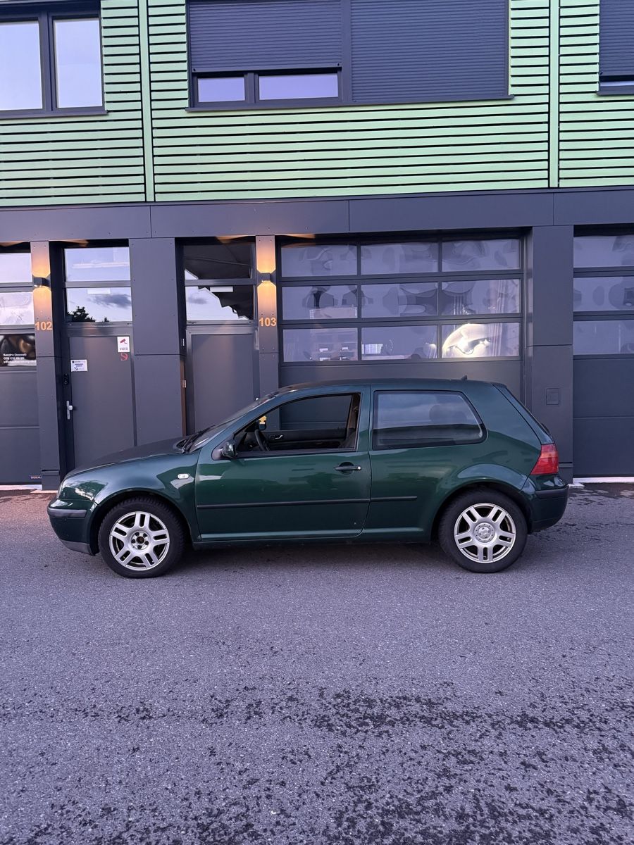 VW Automobili: Vw Golf 1.9 TDI Automat – Usato da Uznach venduto da gar_sj6y 3