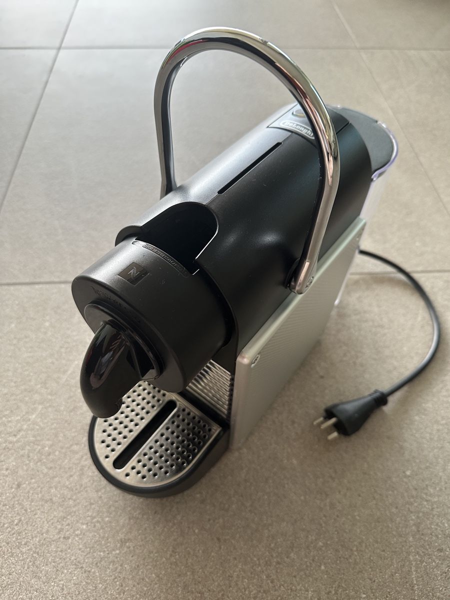 De'Longhi Macchine per caffè & Macchine per espresso: DeLonghi Nespresso Pixie EN124.s Kapselkaffee-Maschine – Usato da Baar venduto da renbee 2