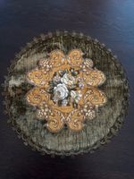 Tischdeckchen Blumen Samt Handarbeit - khaki/gelb