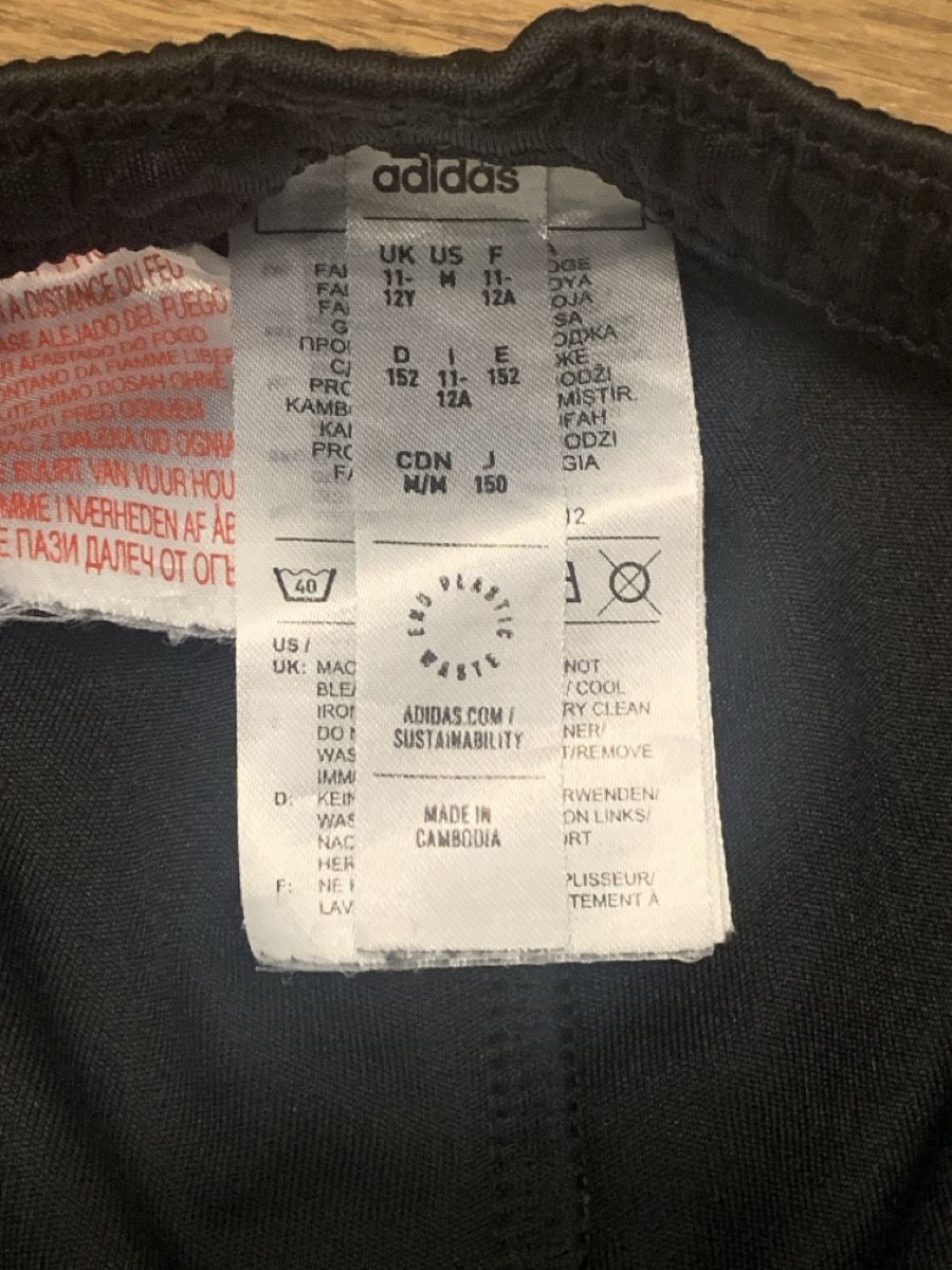 Adidas Pantaloni: Adidas Shorts schwarz Grösse 152 – Usato da Zürich venduto da 15mayo15 1