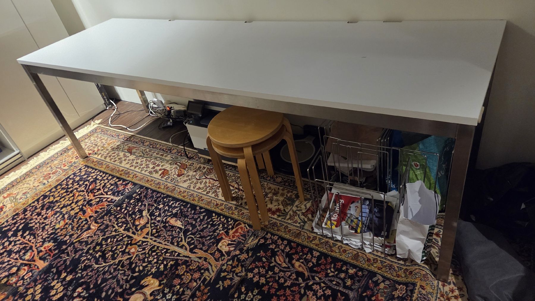 Scrivanie: langer Bürotisch mit Chromstahlgestell – Usato da Dättlikon venduto da hansbinder