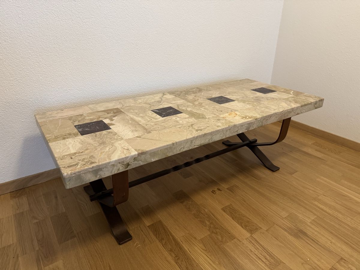 Tische: Massiver Marmor Salontisch mit schmiedeisernem Tischgestell – Gebraucht aus Bern von tetraodonnie
