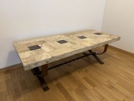 Massiver Marmor Salontisch mit schmiedeisernem Tischgestell