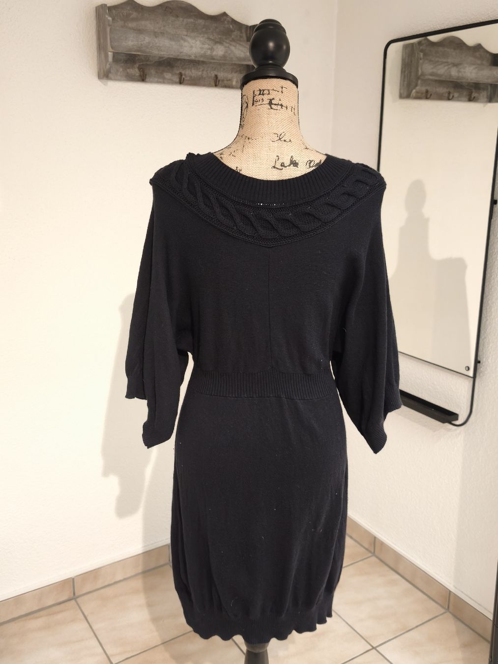 Vestiti: Schwarzes Strickkleid, V-Ausschnitt, Gr. S – Nuovo (secondo la descrizione) da Emmetten venduto da SecondhandSiska 2