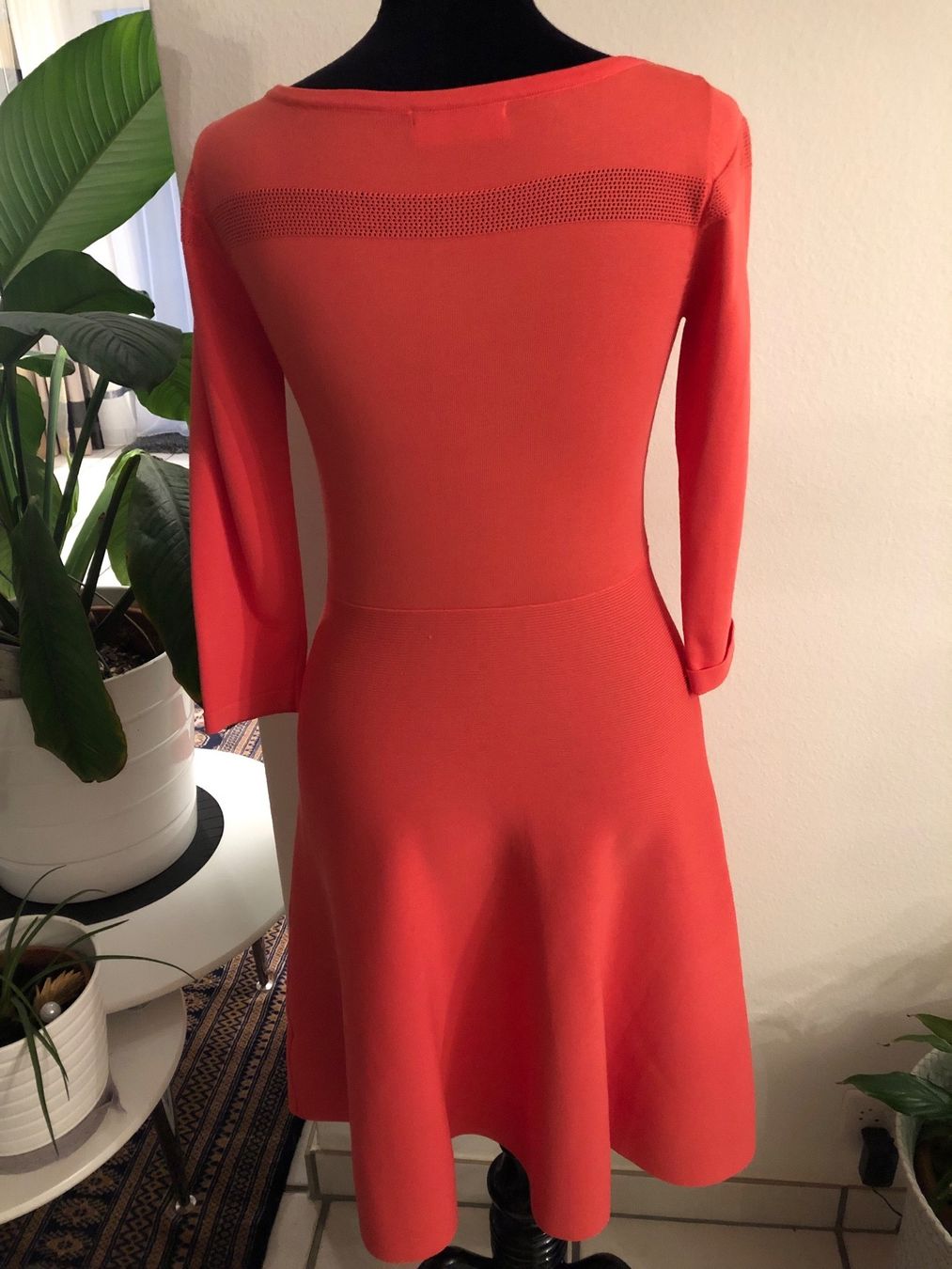 Kleider: Wunderschönes korallenfarbenes Strickkleid, Grösse 36 – Neu (gemäss Beschreibung) aus Arlesheim von leyRum4.5 4