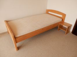 Holzbett mit Bico-Lattenrost und -Matratze, Gästebett