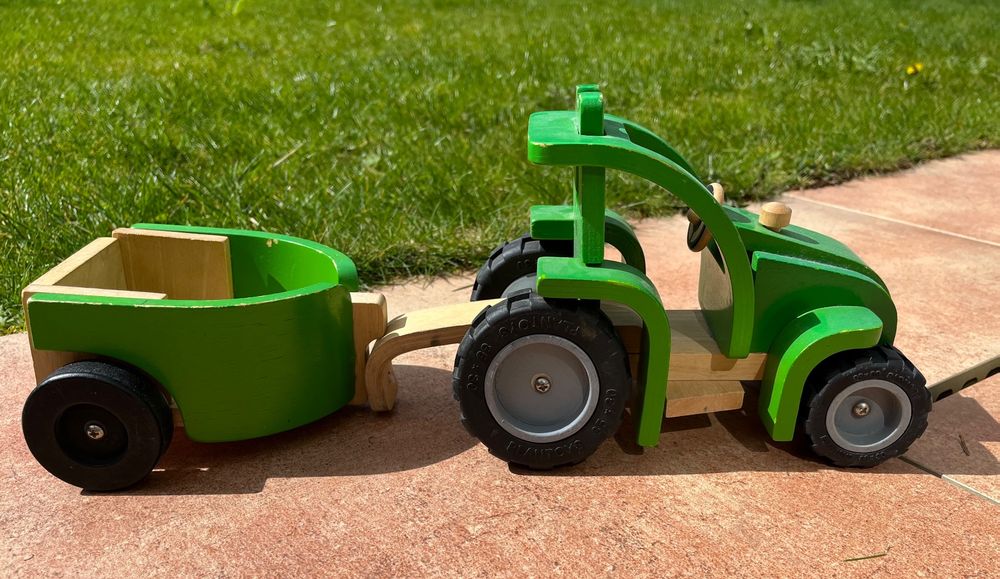 Holz-Traktor mit Anhänger in grün kaufen