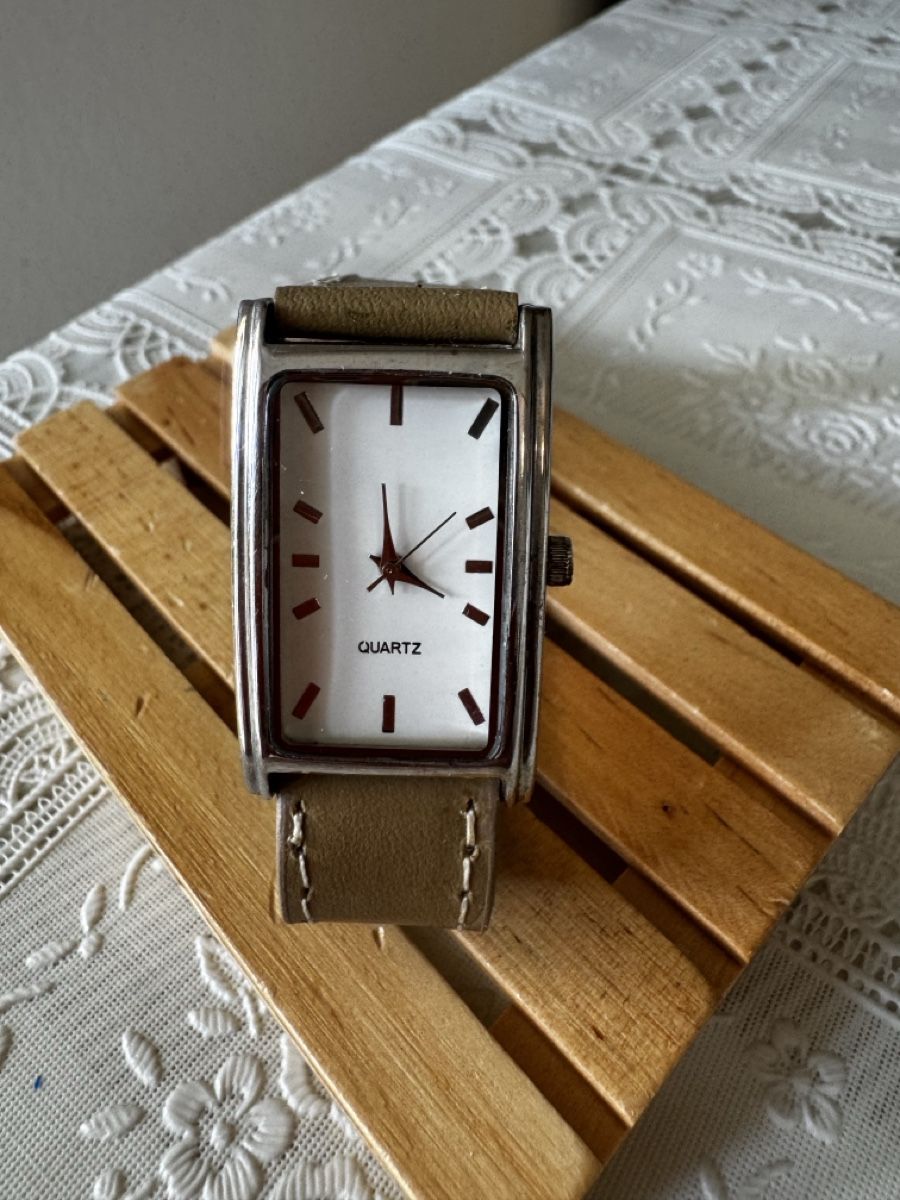 Uhren: Quartz Rectangular Wristwatch Silver  – Gebraucht aus Gerlafingen von naj_vj8s