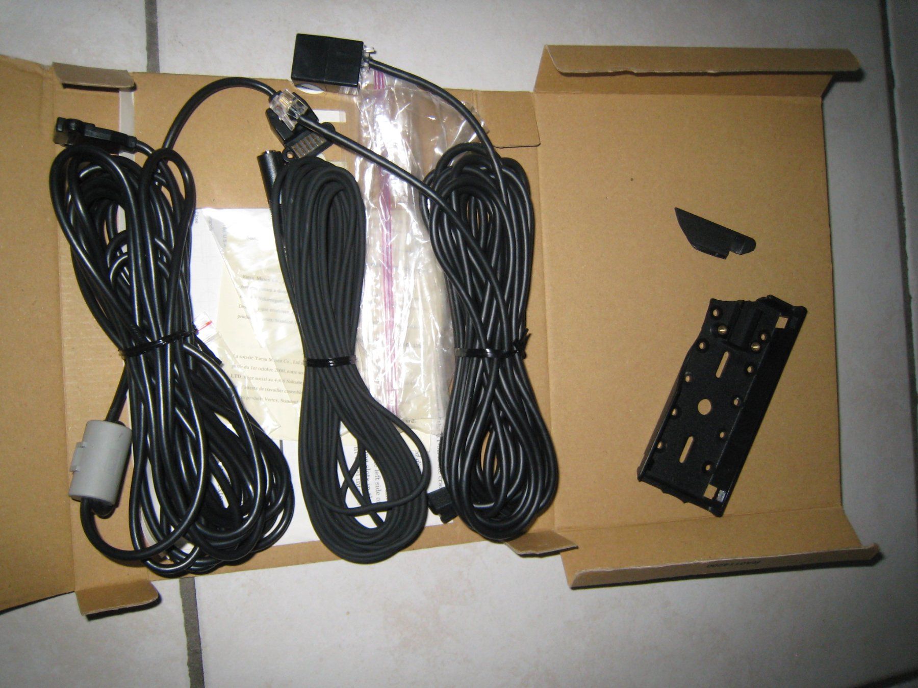 Radiocomunicazione: ***** Yaesu FT-100D mit YSK-100 Separation Kit – Usato da Villaz-St-Pierre venduto da Ubid 6