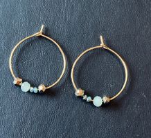 Créoles dorées, perles de verre or et vert d’eau