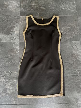 Schwarzes Kleid mit goldenen Details
