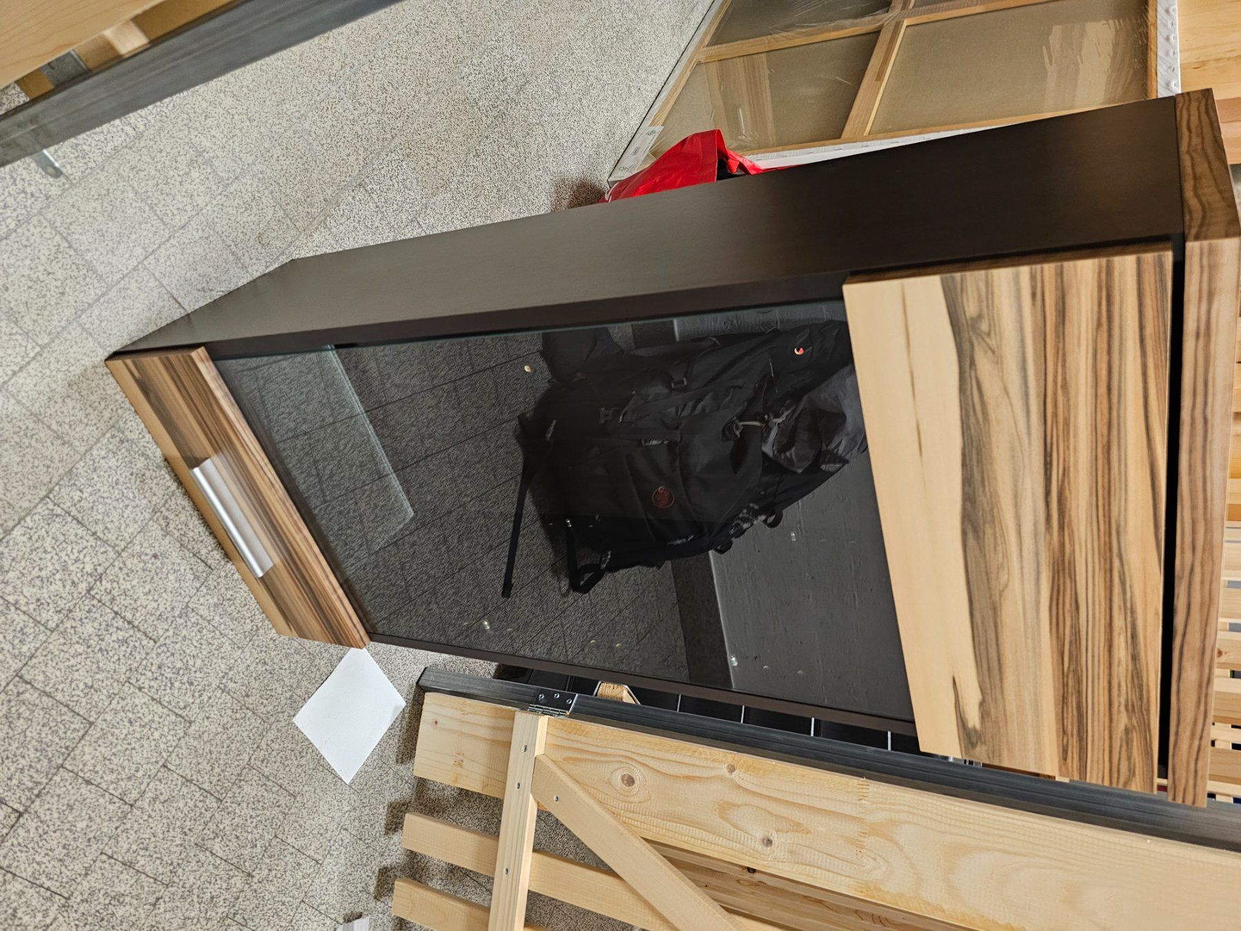 Vitrinen: Holz‑Vitrinenschrank mit Glastür – Gebraucht aus Chur von ric_m57z