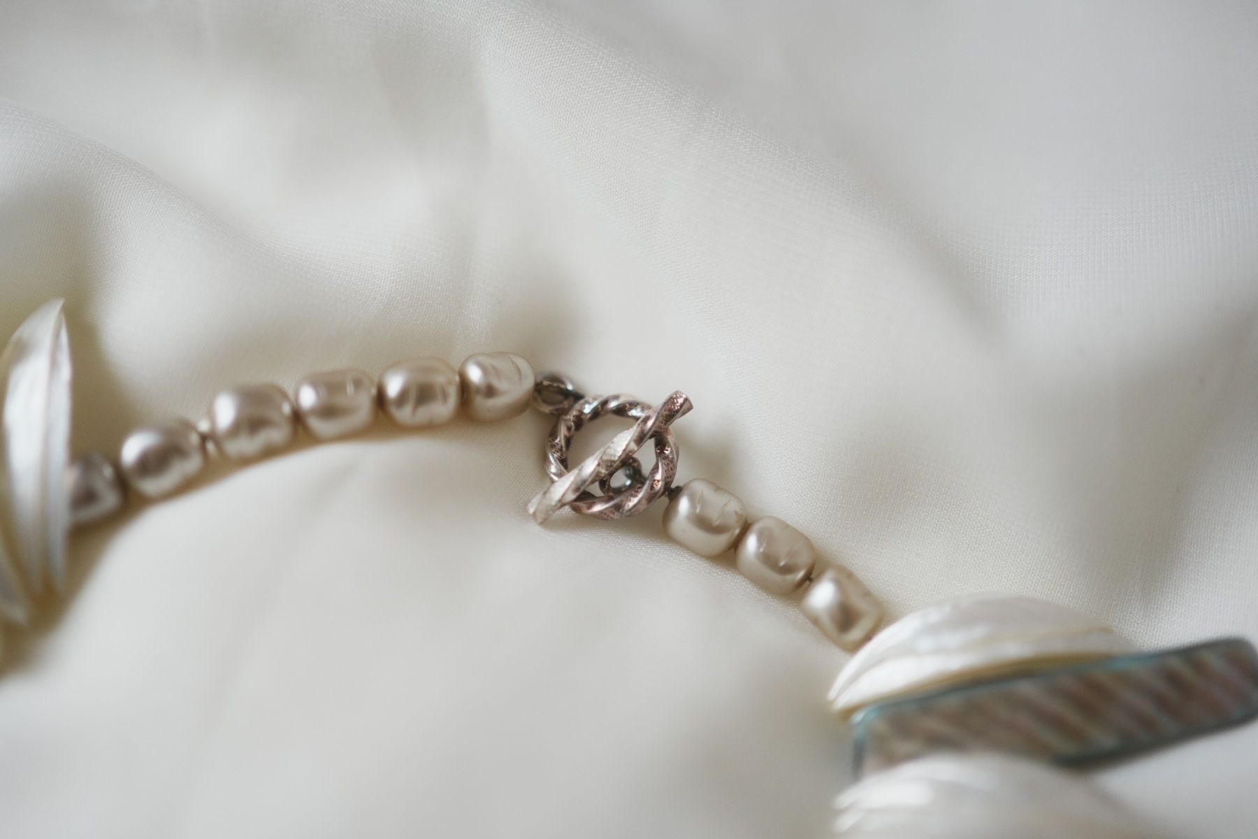 Catenine: Collier aus Perlmutt und Süsswasserperlen – Usato da Volketswil venduto da HeredisAntiques 1