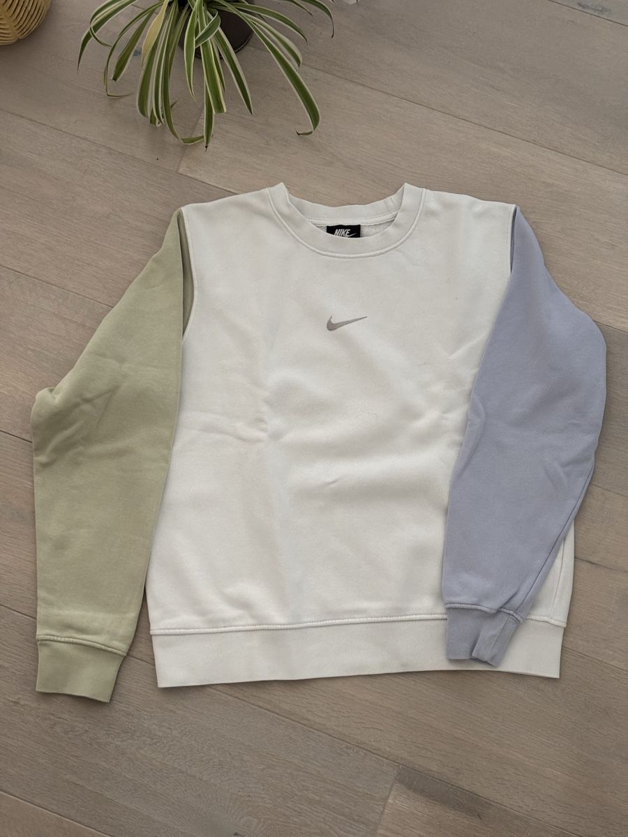 Nike Maglioni & Felpe: Nike Pullover Grösse S Weiss mit farbigen Ärmel – Usato da Fehraltorf venduto da lea_9bt5