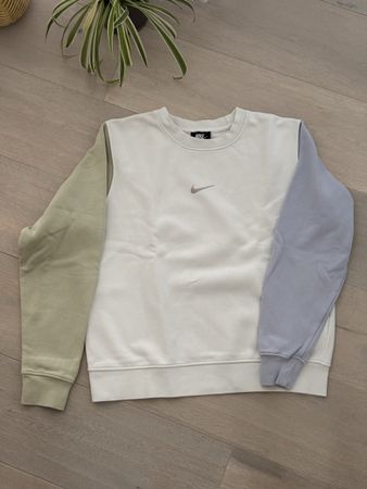 Nike Pullover Grösse S Weiss mit farbigen Ärmel