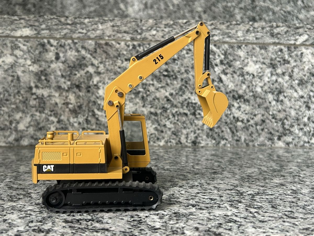 Caterpillar Kit di modellismo & Modellini statici: Cat 215 , 1:50 , NZG – Usato da Horw venduto da Tigercat635 2