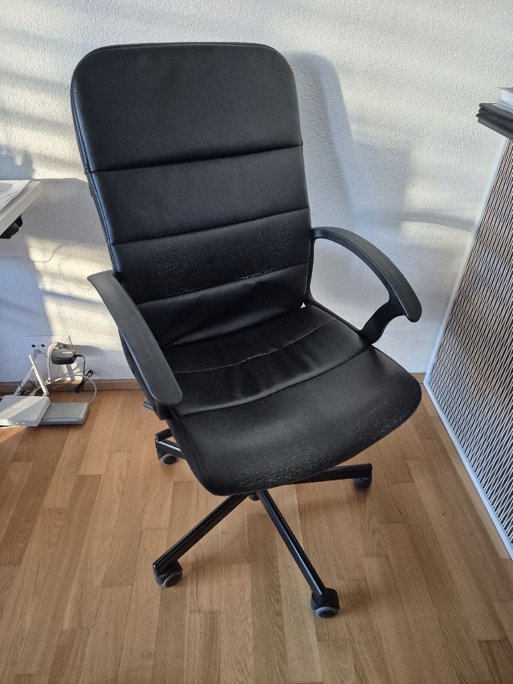 Chaises: Bürostuhl Schwarz Leder Gebraucht – D'occasion à Tann par Fuxx19 1