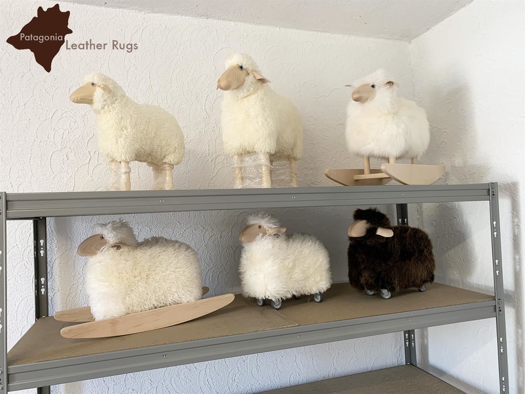 Giocattoli: Lamm zum Schaukeln, weisses Lammfell – Nuovo e nell'imballaggio originale da Arbedo venduto da patagonialeatherrugs 4