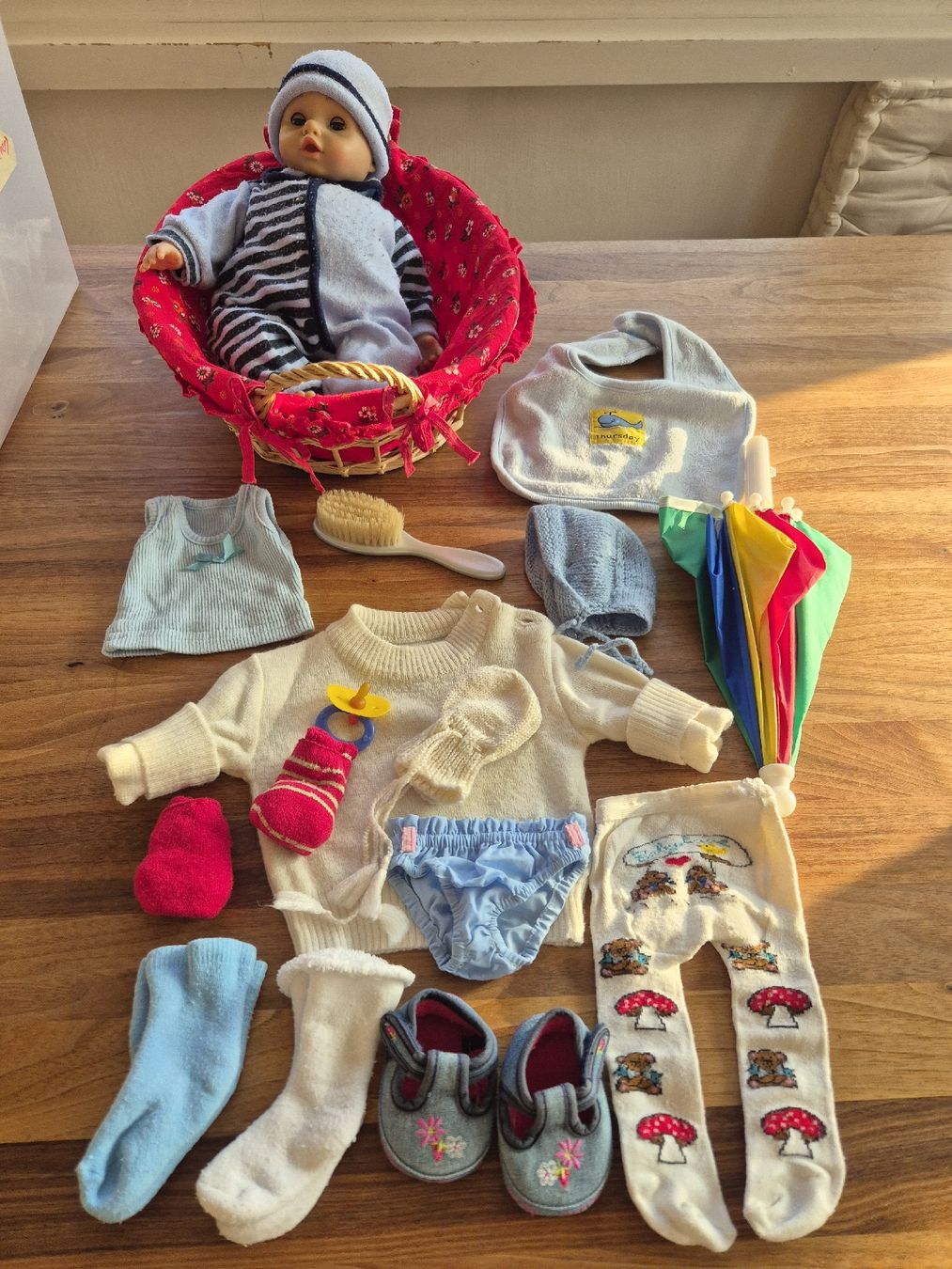 Puppen: Poupée 'bébé' avec habits et accessoires, couffin/corbeille – Gebraucht aus Domat/Ems von ver_7q9b 3