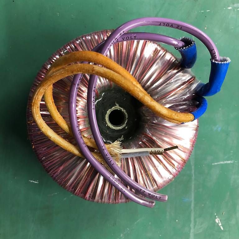 Componenti elettronici: Ringkerntrafo 12 V – Usato da Bern venduto da baerschtu