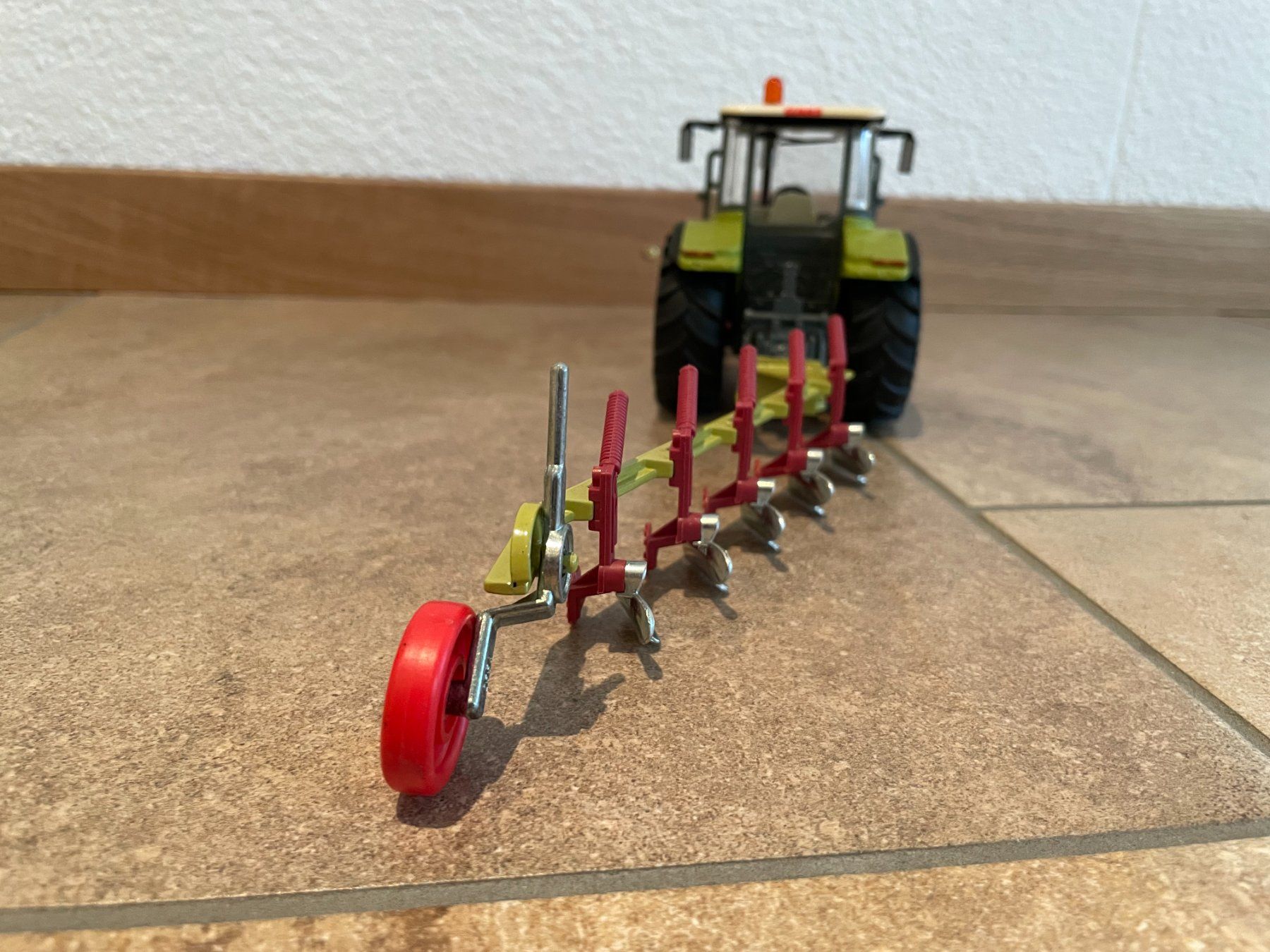 Claas Trattori: SIKU Claas Ares 697 ATZ mit Beetpflug – Nuovo e nell'imballaggio originale da Kreuzlingen venduto da Stefan1150 3